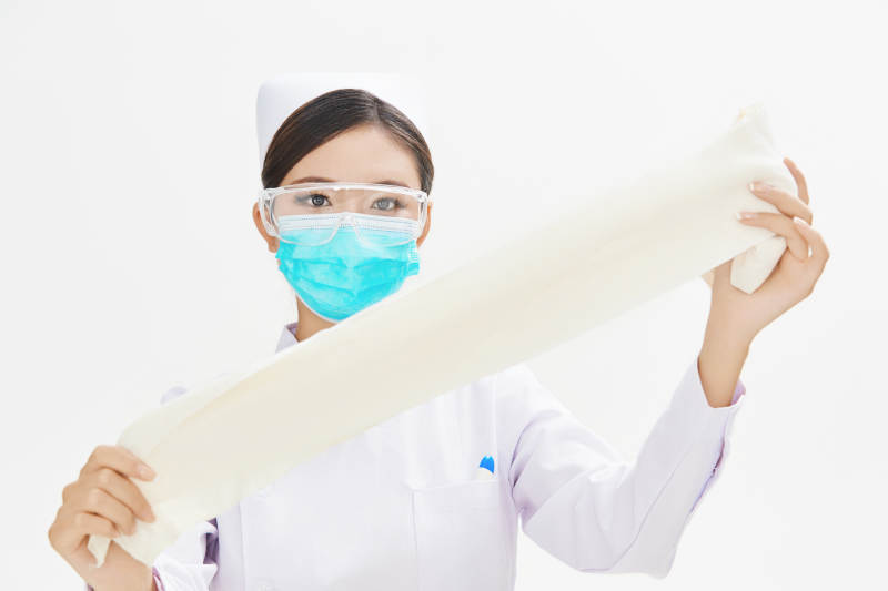 身穿护士的年轻女性医护人员图片