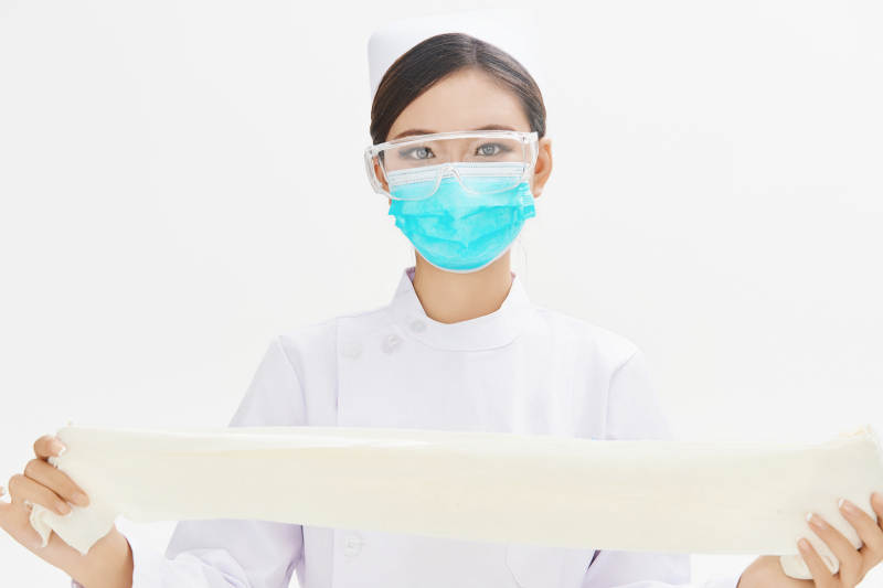 身穿护士的年轻女性医护人员图片