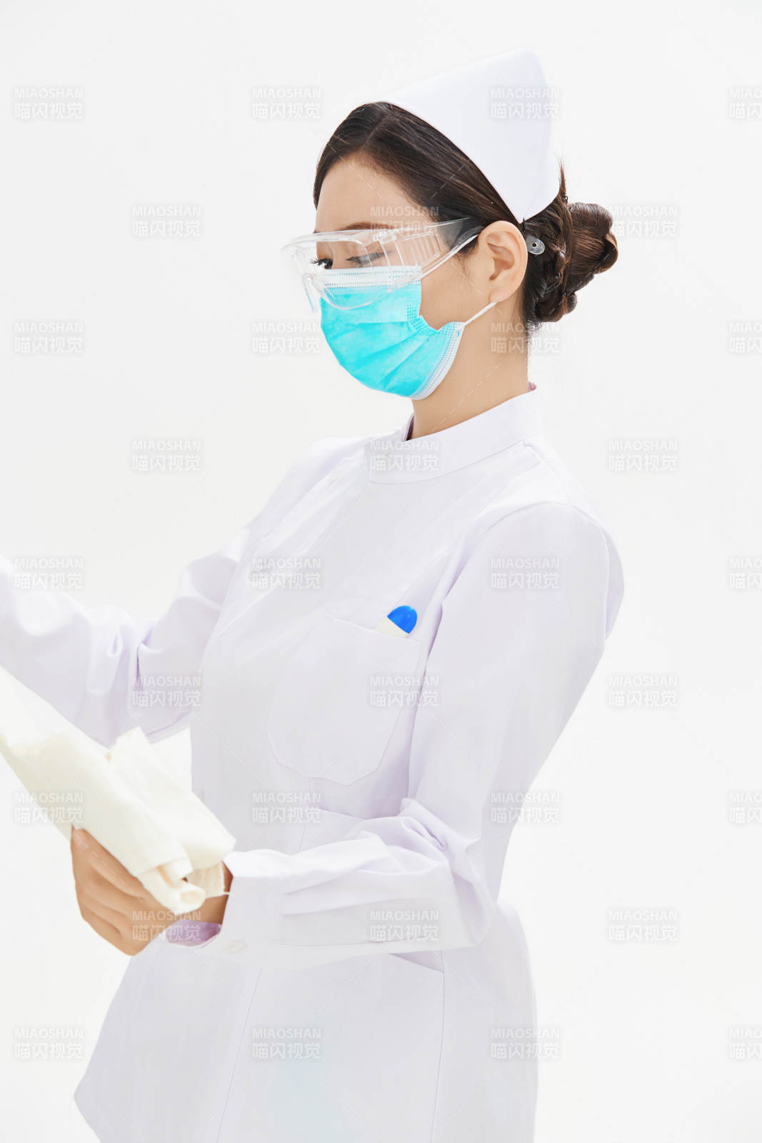 身穿护士服佩戴听诊器的女性医护人员图片