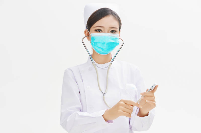 身穿护士服佩戴听诊器的女性医护人员图片