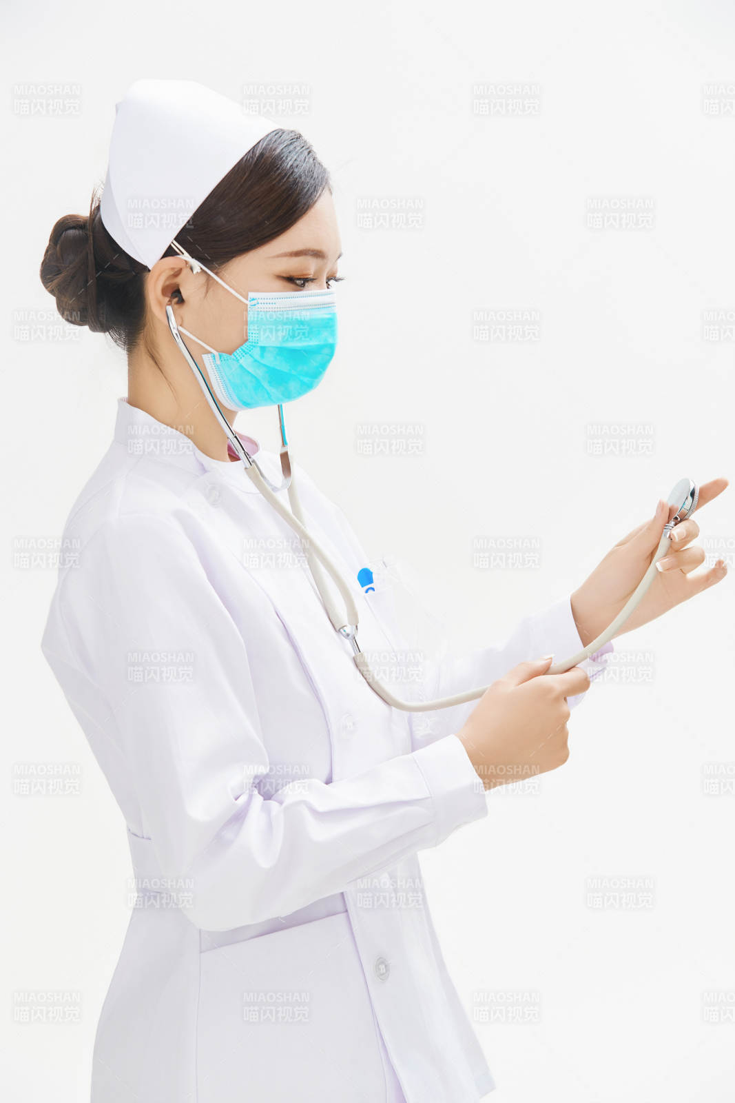 身穿护士服佩戴听诊器的女性医护人员图片