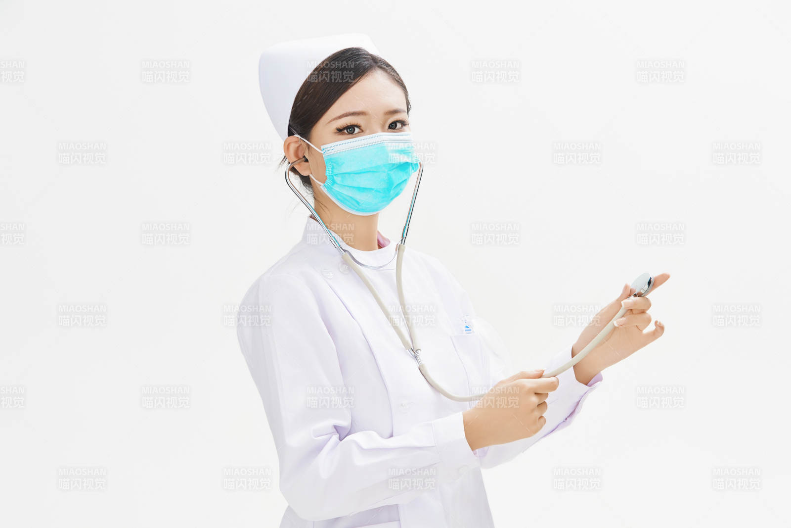 身穿护士服佩戴听诊器的女性医护人员图片