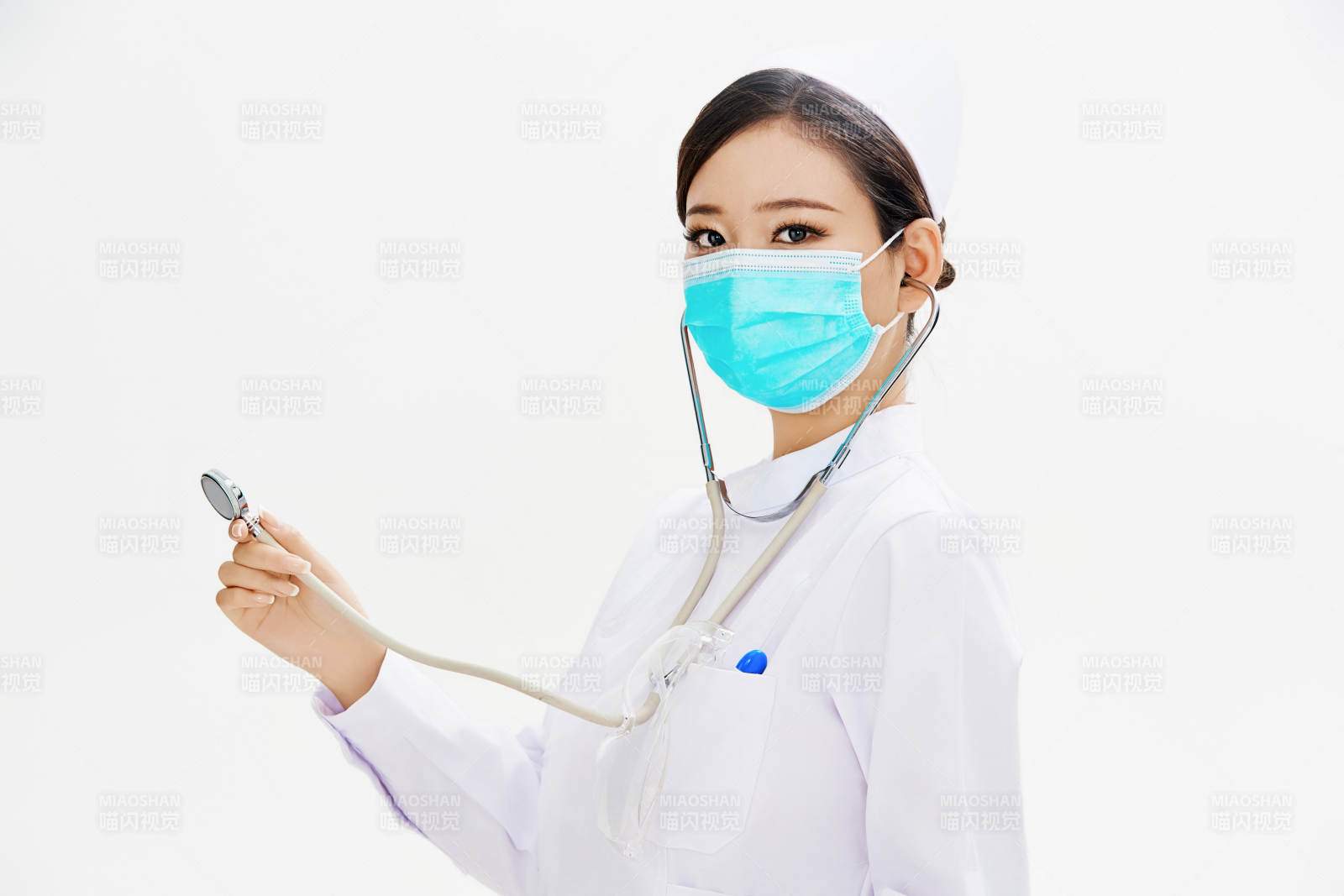 身穿护士服佩戴听诊器的女性医护人员图片
