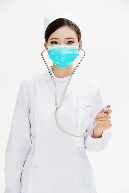 身穿护士服佩戴听诊器的女性医护人员图片