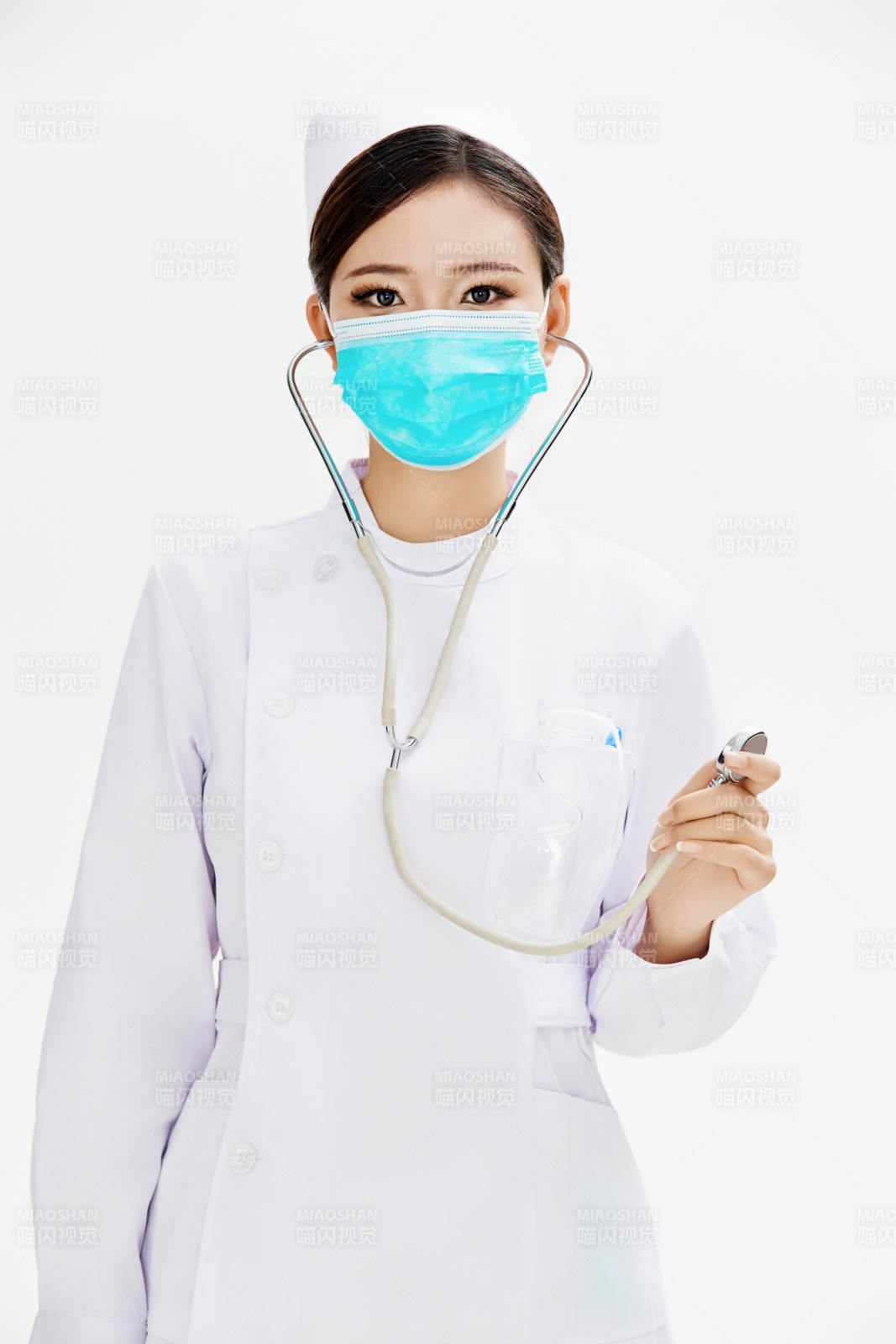 身穿护士服佩戴听诊器的女性医护人员图片
