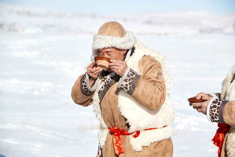 冬季冰上捕鱼开网祈福祭祀仪式图片