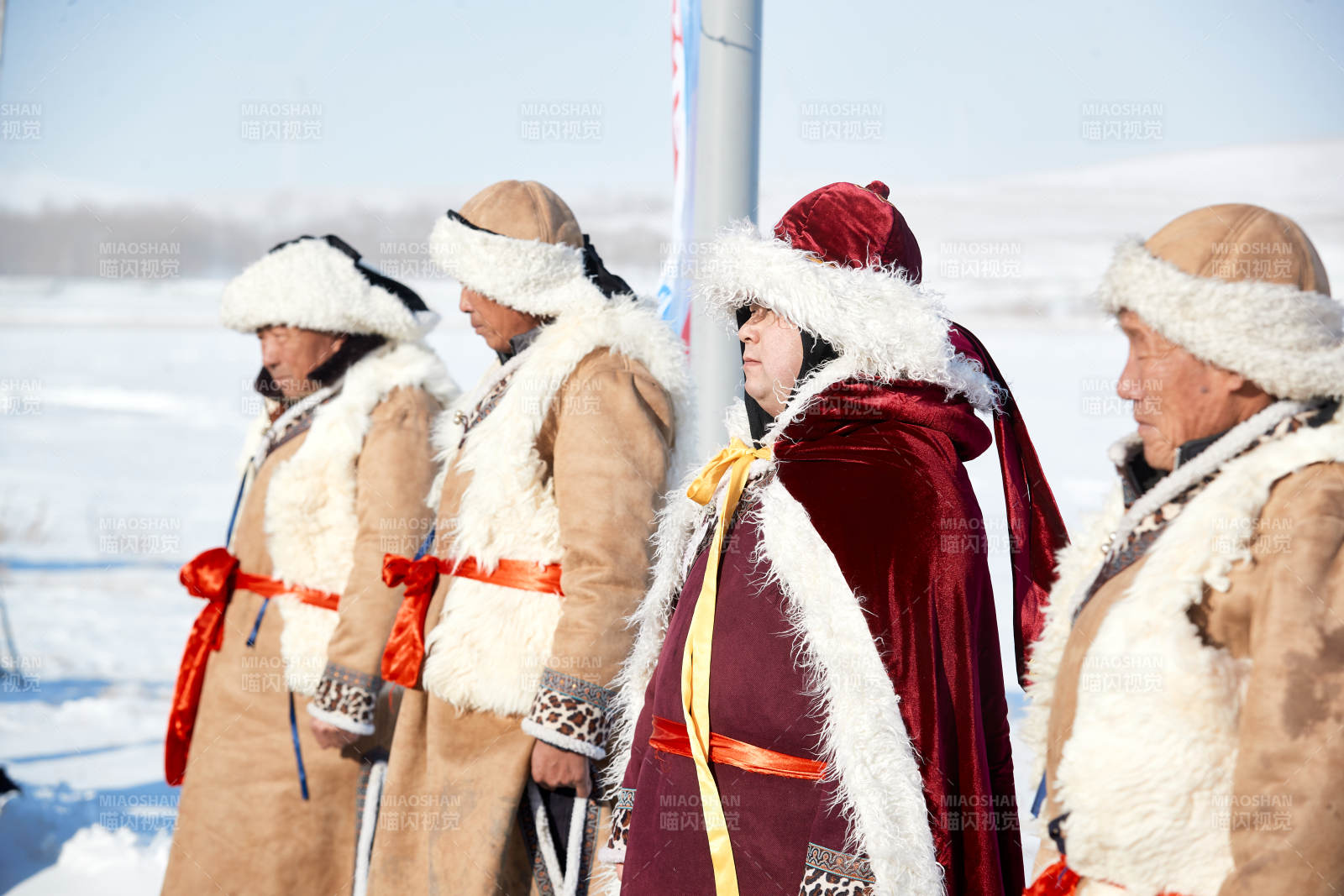 冬季冰上捕鱼开网祈福祭祀仪式图片