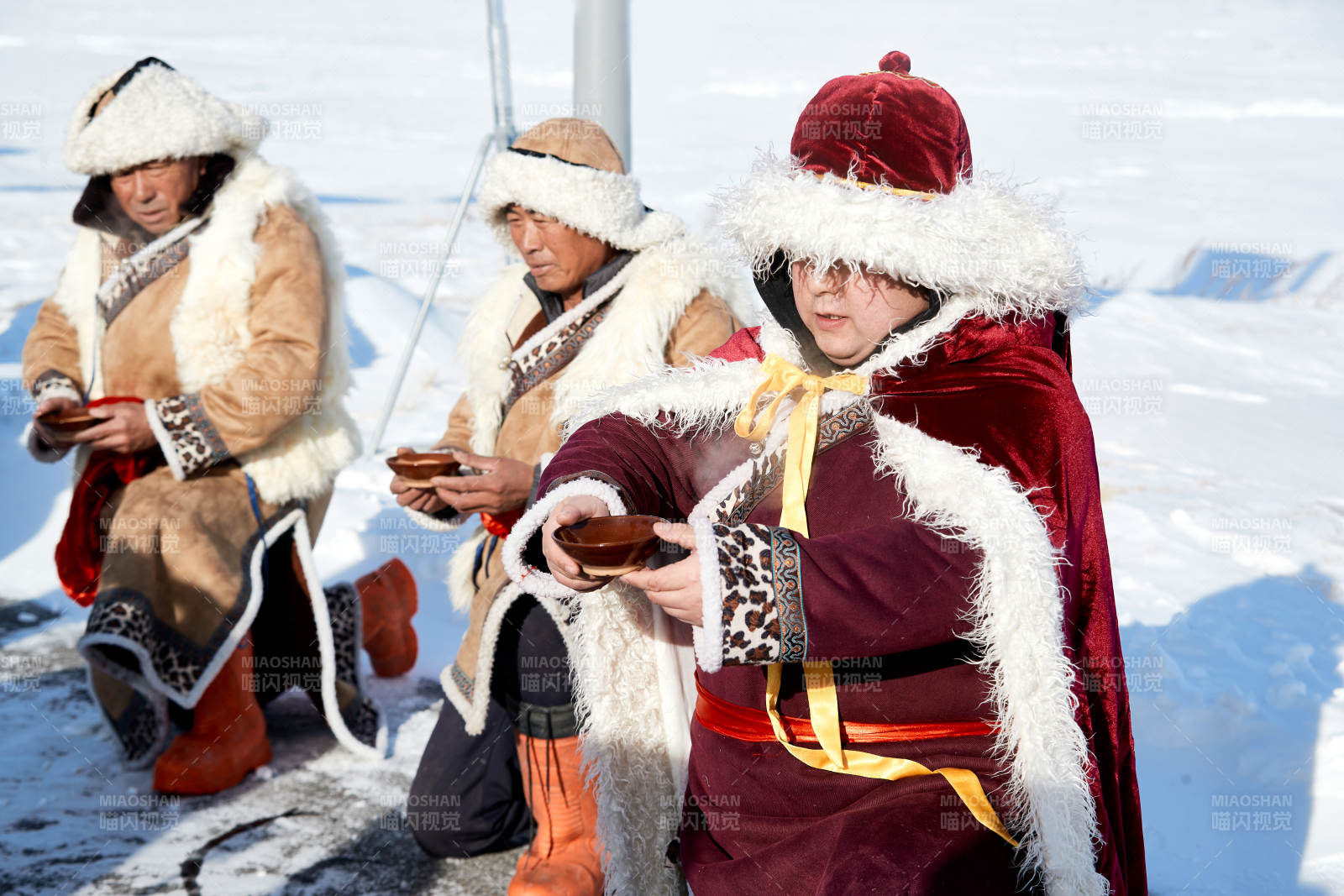 冬季冰上捕鱼开网祈福祭祀仪式图片