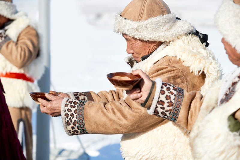 冬季冰上捕鱼开网祈福祭祀仪式图片