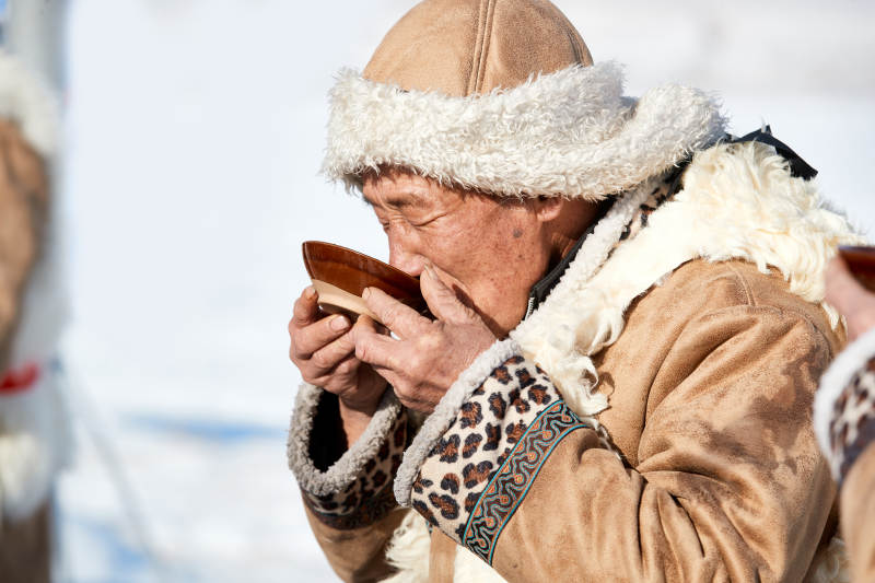 冬季冰上捕鱼开网祈福祭祀仪式图片