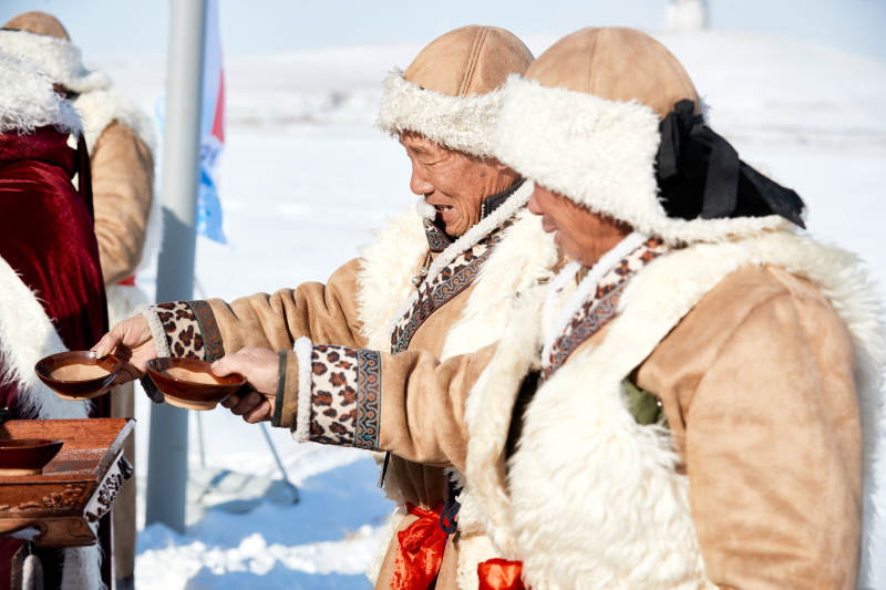 冬季冰上捕鱼开网祈福祭祀仪式图片
