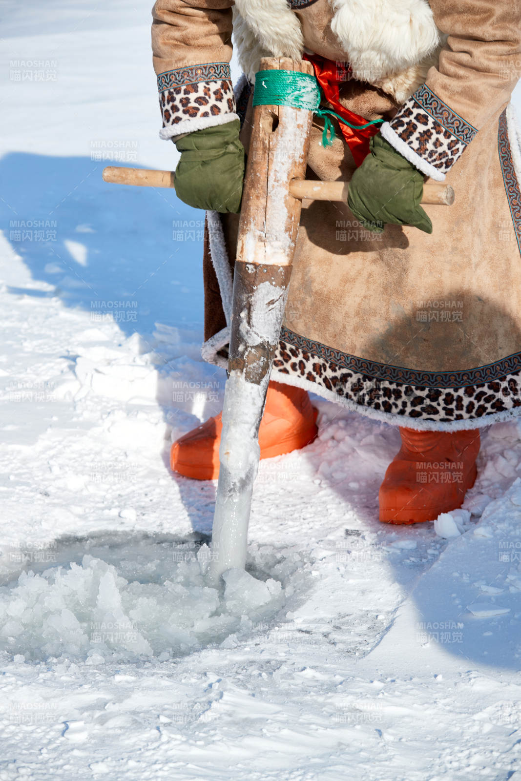寒冷的冬季在冰冻的湖面上凿冰捕鱼的人们图片