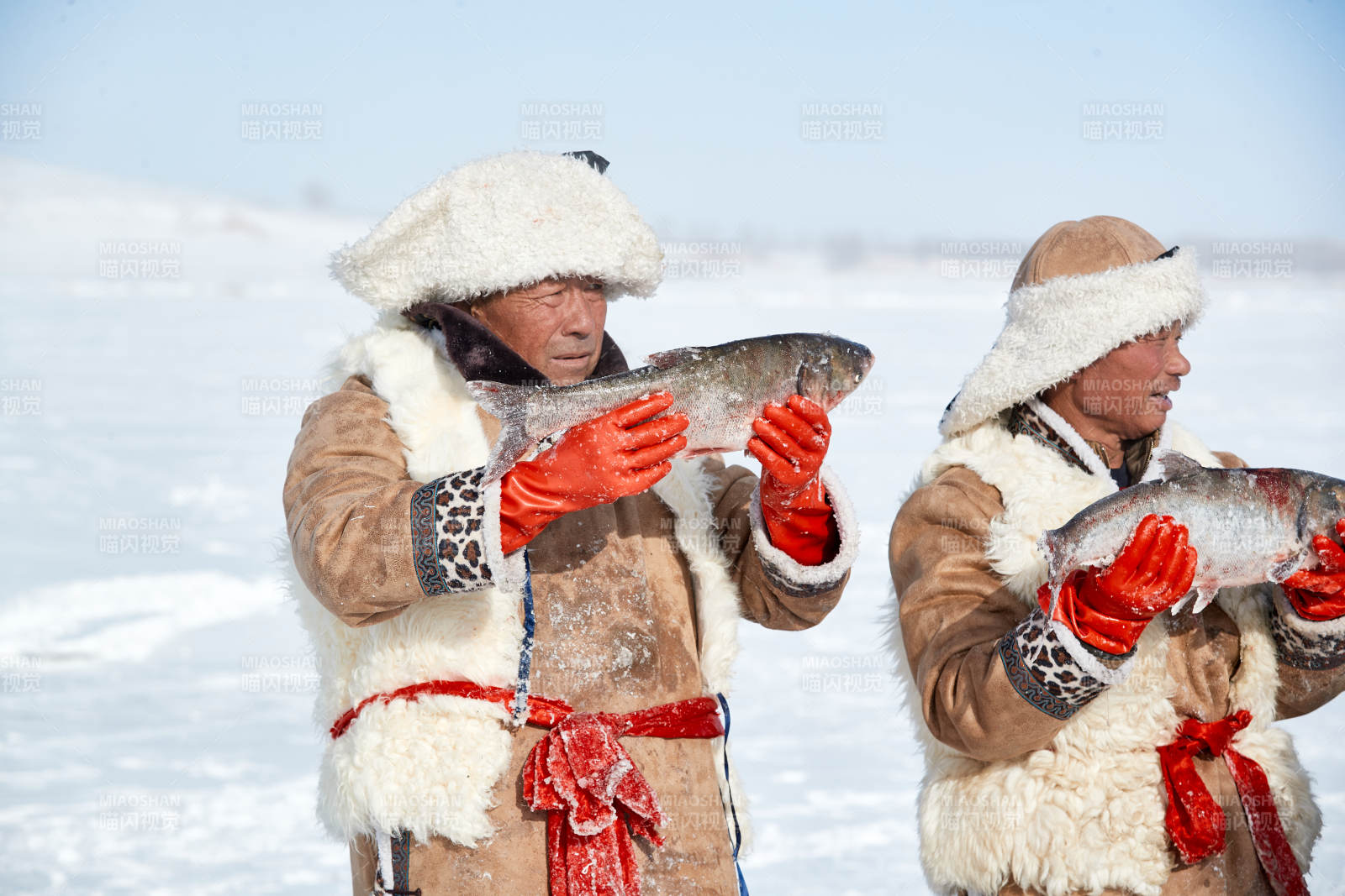 寒冷的冬季在冰冻的湖面上凿冰捕鱼的人们图片