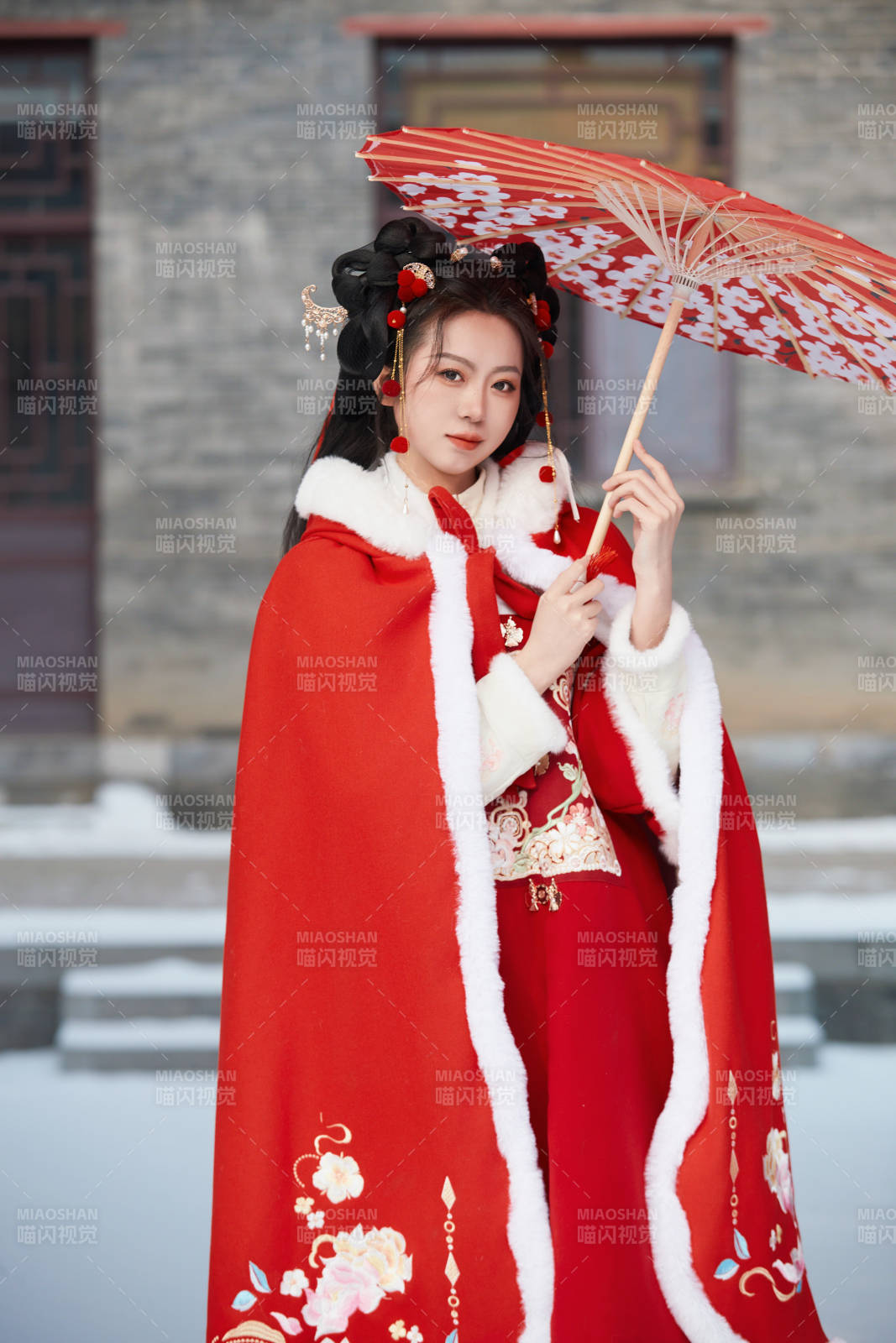 雪天户外身穿中式红色汉服的亚洲少女图片