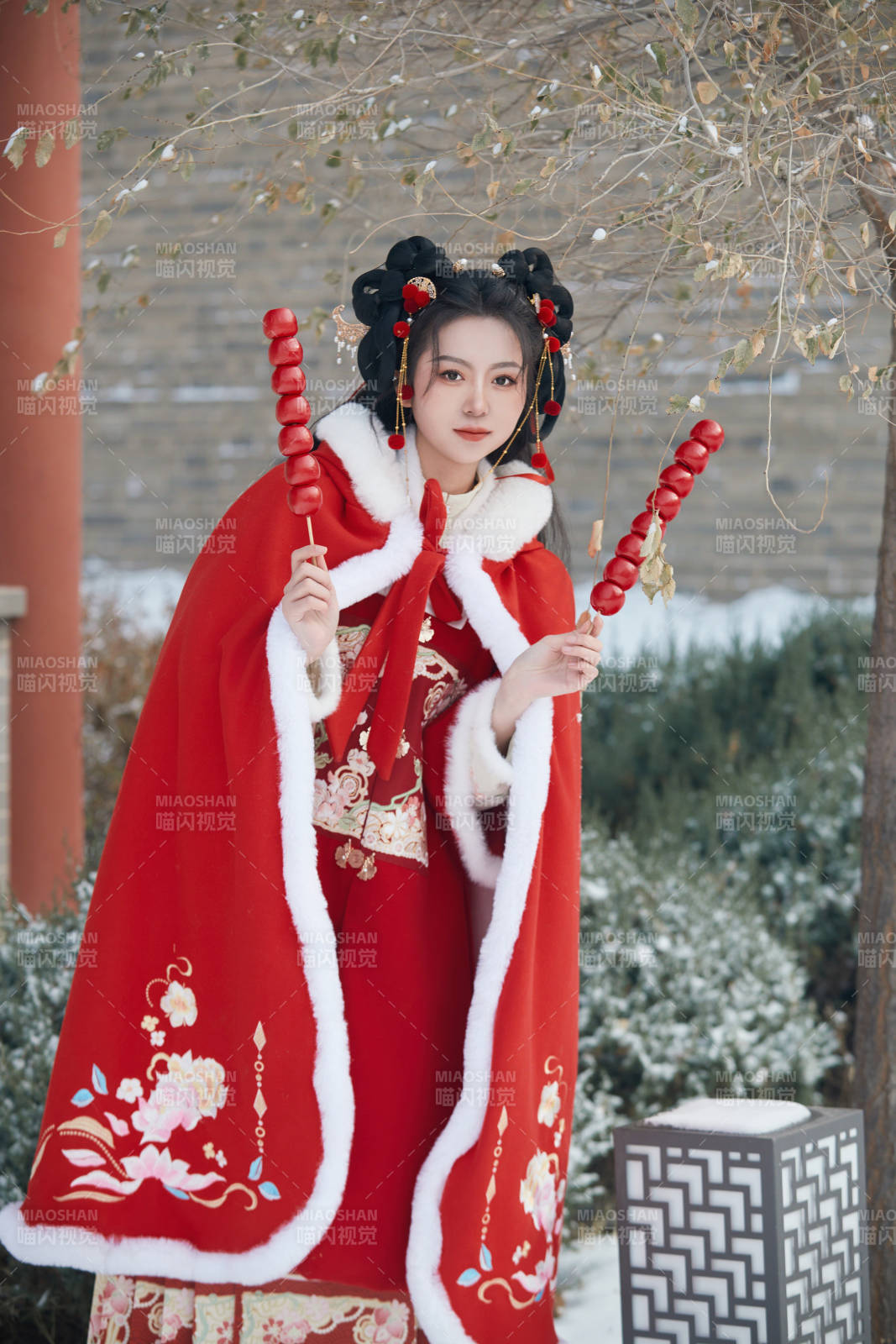 雪天户外身穿中式红色汉服的亚洲少女图片