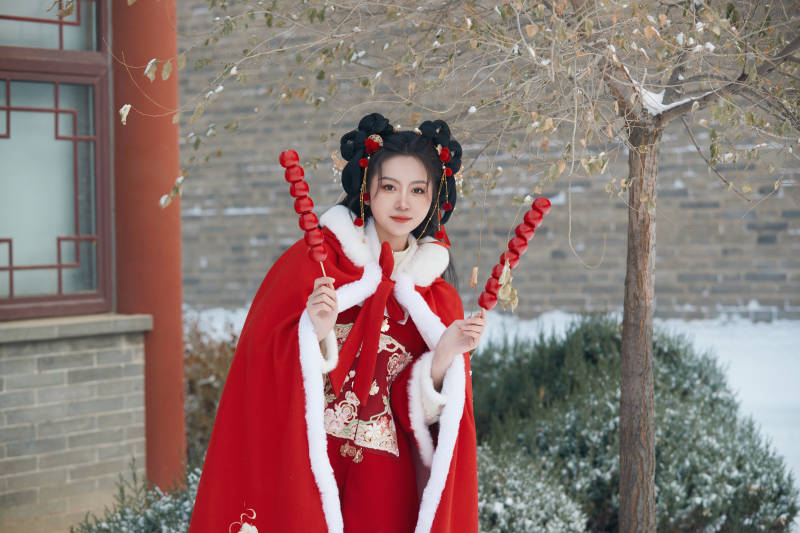 雪天户外身穿中式红色汉服的亚洲少女图片