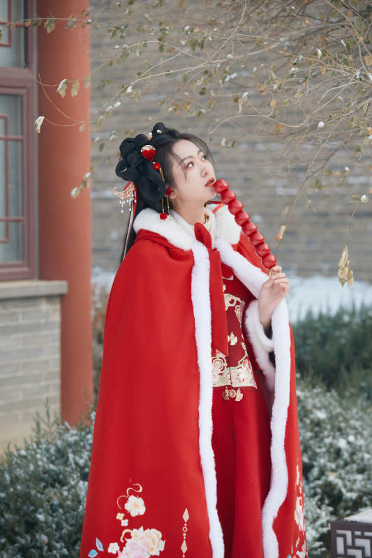 雪天户外身穿中式红色汉服的亚洲少女图片
