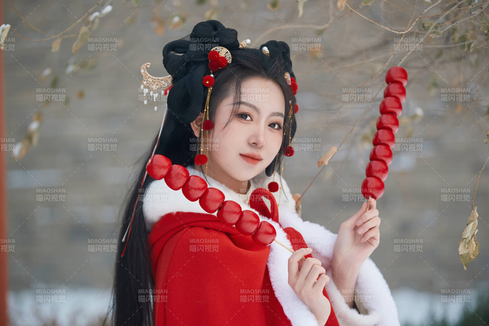 雪天户外身穿中式红色汉服的亚洲少女图片