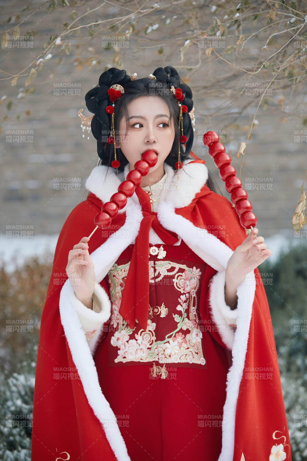 雪天户外身穿中式红色汉服的亚洲少女图片