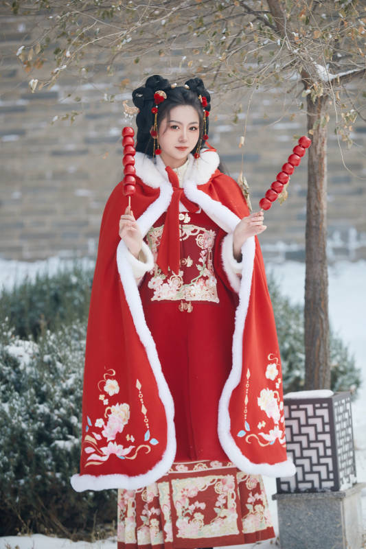 雪天户外身穿中式红色汉服的亚洲少女图片