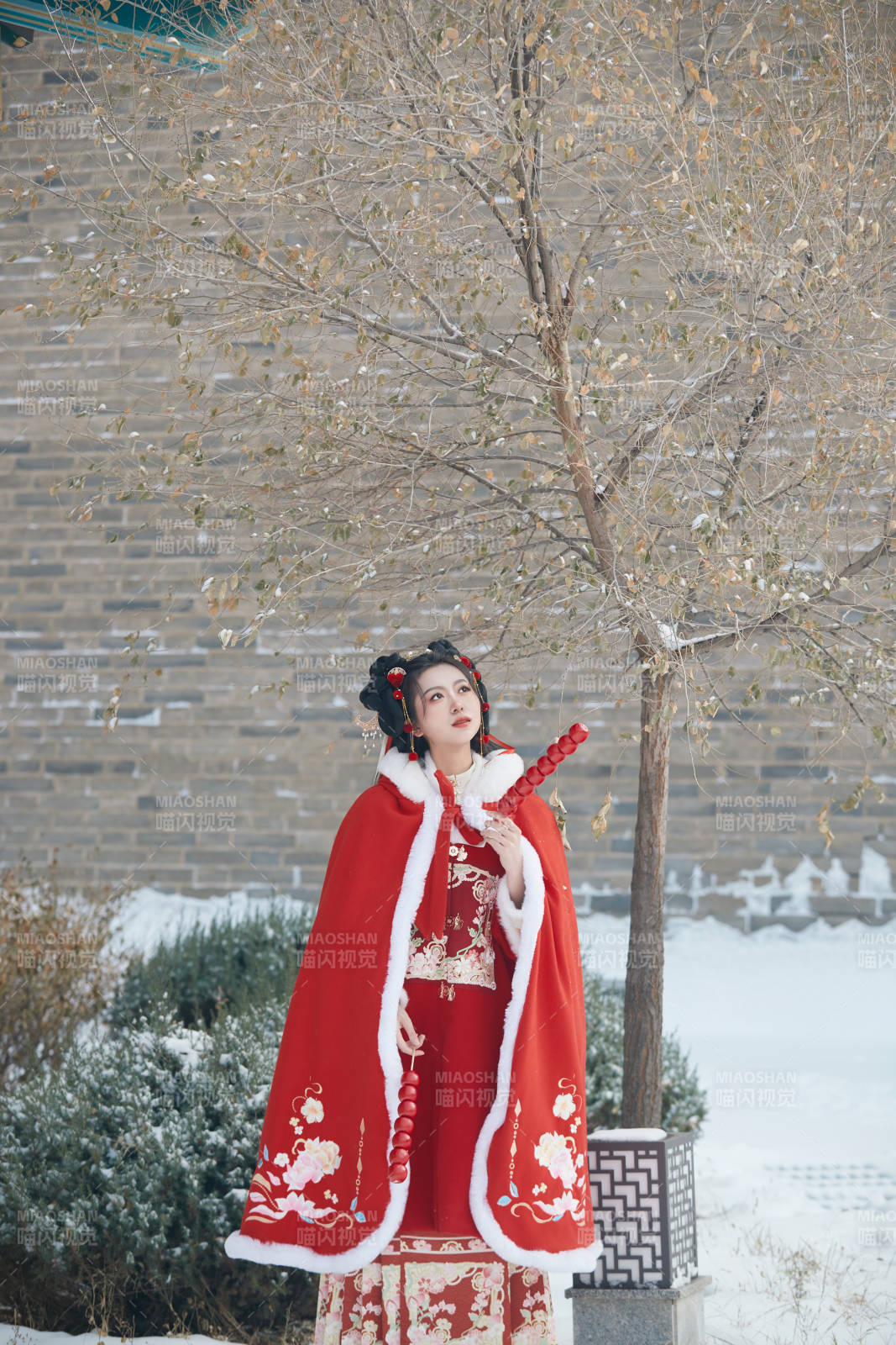 雪天户外身穿中式红色汉服的亚洲少女图片
