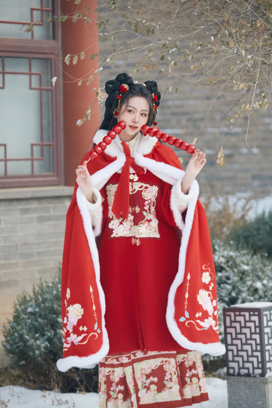 雪天户外身穿中式红色汉服的亚洲少女图片