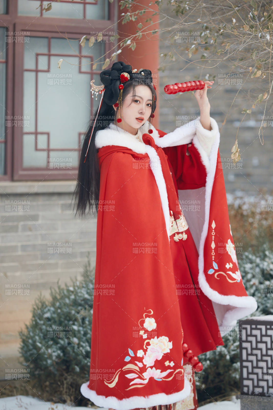 雪天户外身穿中式红色汉服的亚洲少女图片