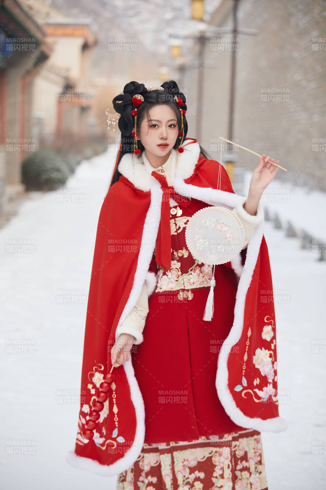 雪天户外身穿中式红色汉服的亚洲少女图片