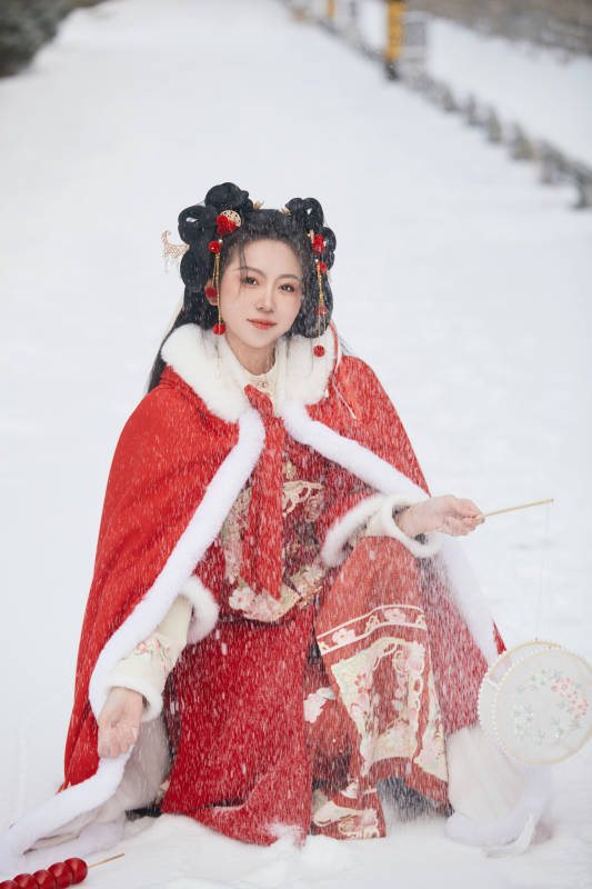 雪天户外身穿中式红色汉服的亚洲少女图片