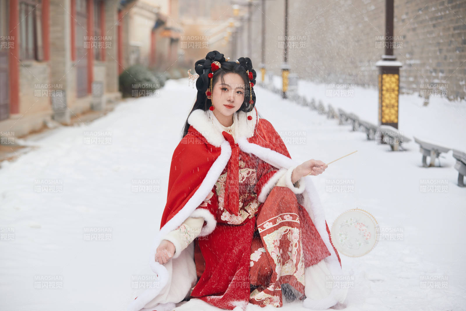 雪天户外身穿中式红色汉服的亚洲少女图片