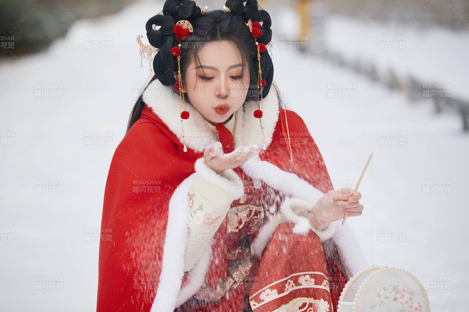雪天户外身穿中式红色汉服的亚洲少女图片