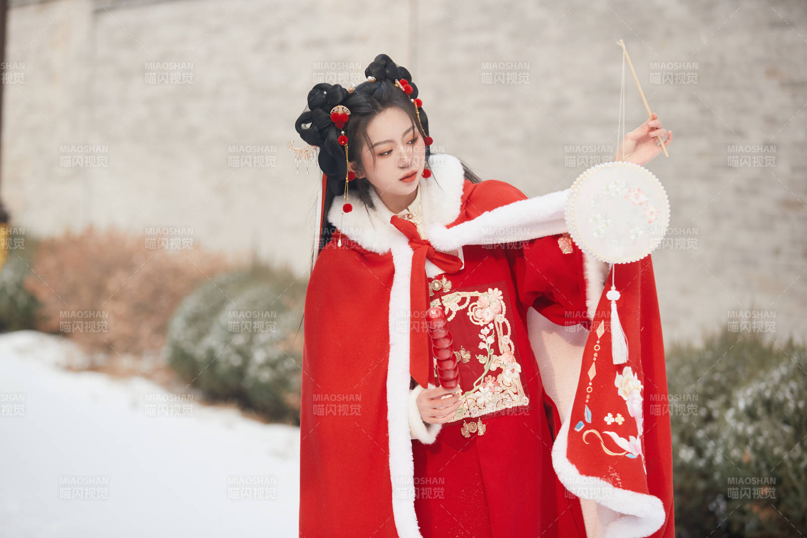 雪天户外身穿中式红色汉服的亚洲少女图片