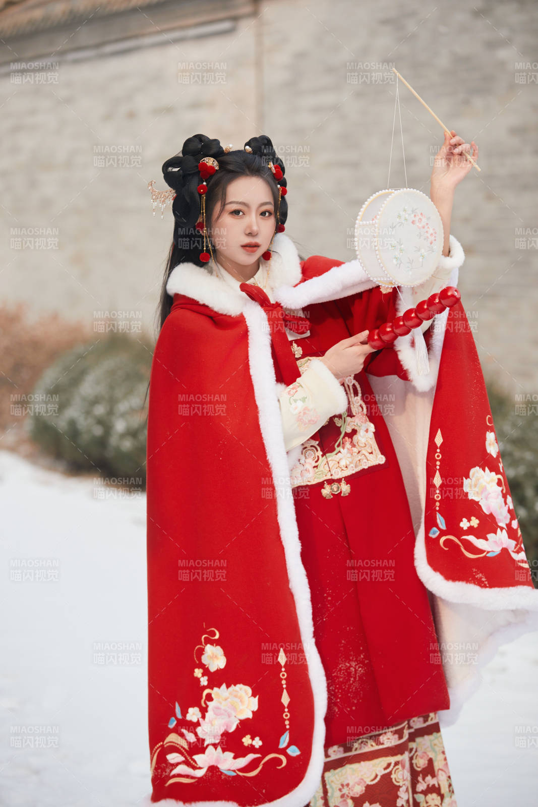雪天户外身穿中式红色汉服的亚洲少女图片