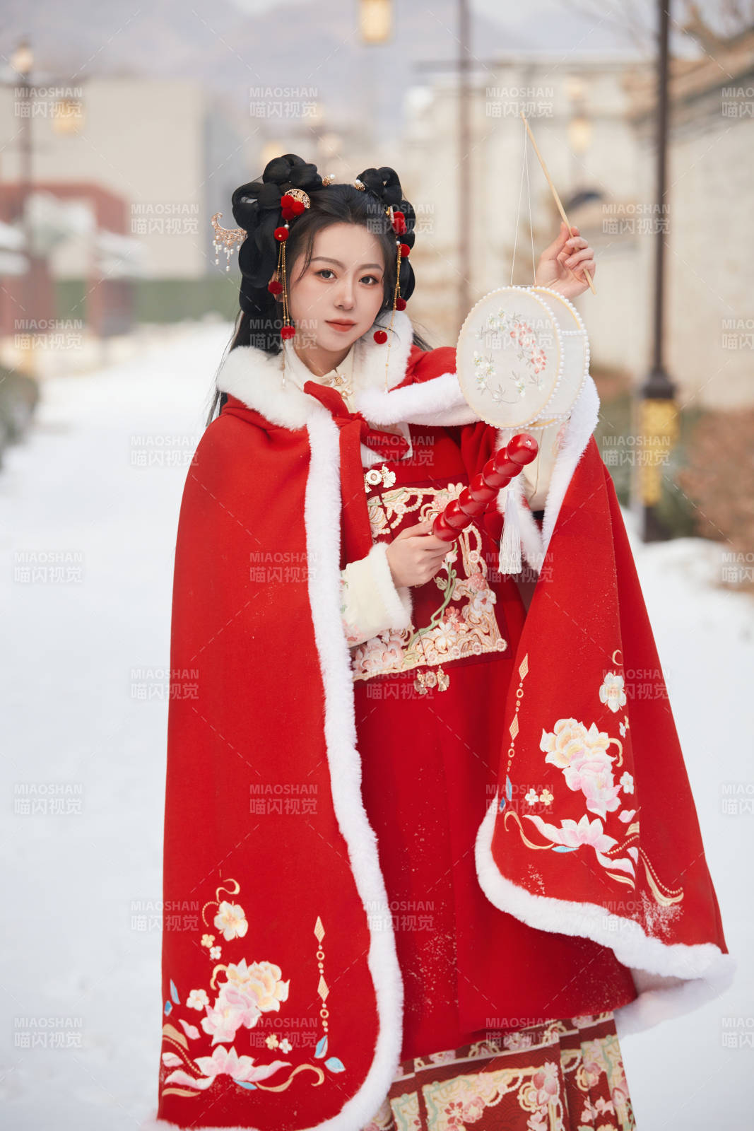 雪天户外身穿中式红色汉服的亚洲少女图片