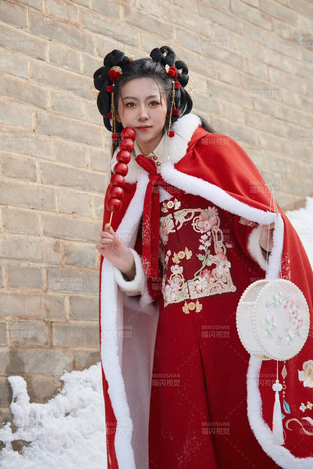 雪天户外身穿中式红色汉服的亚洲少女图片