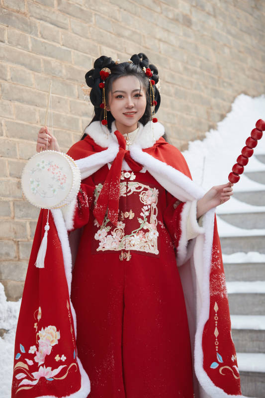 雪天户外身穿中式红色汉服的亚洲少女图片