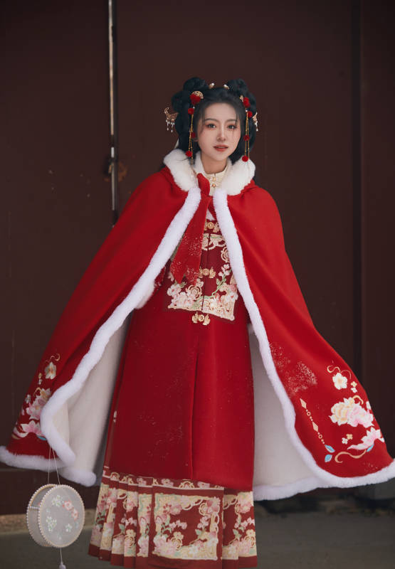 雪天户外身穿中式红色汉服的亚洲少女图片