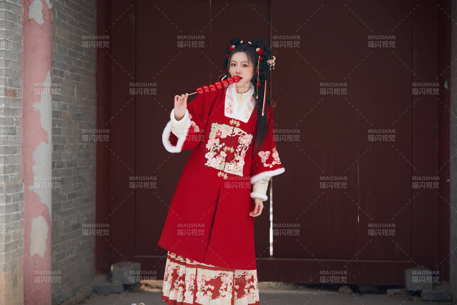 雪天户外身穿中式红色汉服的亚洲少女图片