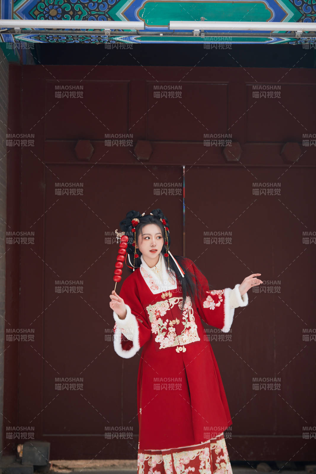 雪天户外身穿中式红色汉服的亚洲少女图片