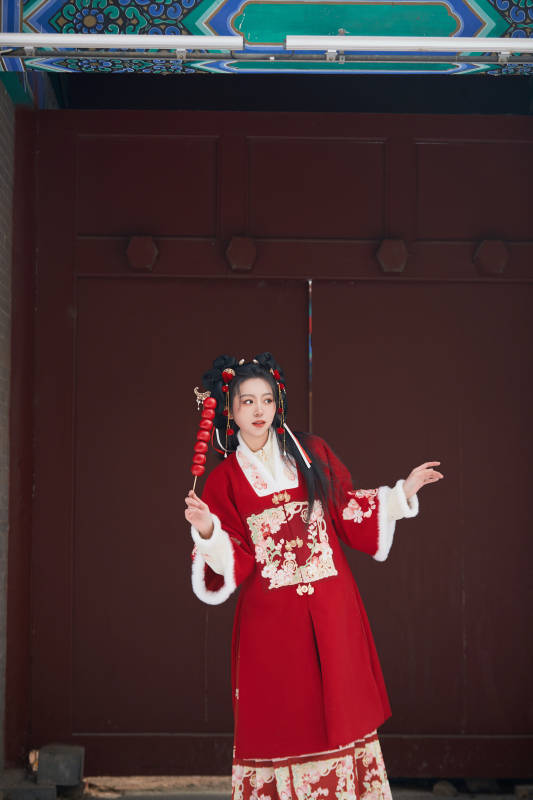 雪天户外身穿中式红色汉服的亚洲少女图片