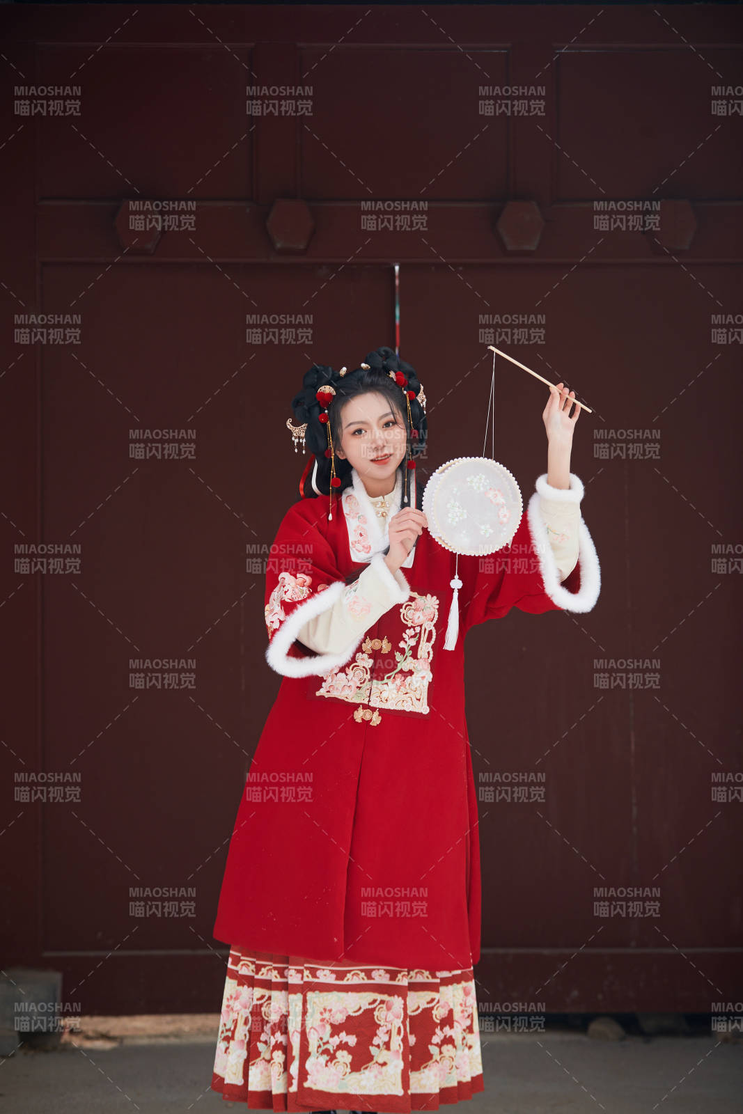 雪天户外身穿中式红色汉服的亚洲少女图片