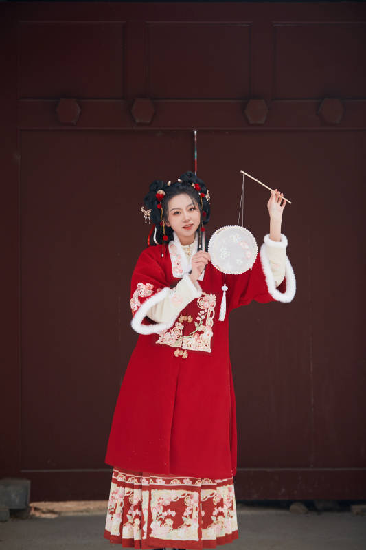 雪天户外身穿中式红色汉服的亚洲少女图片