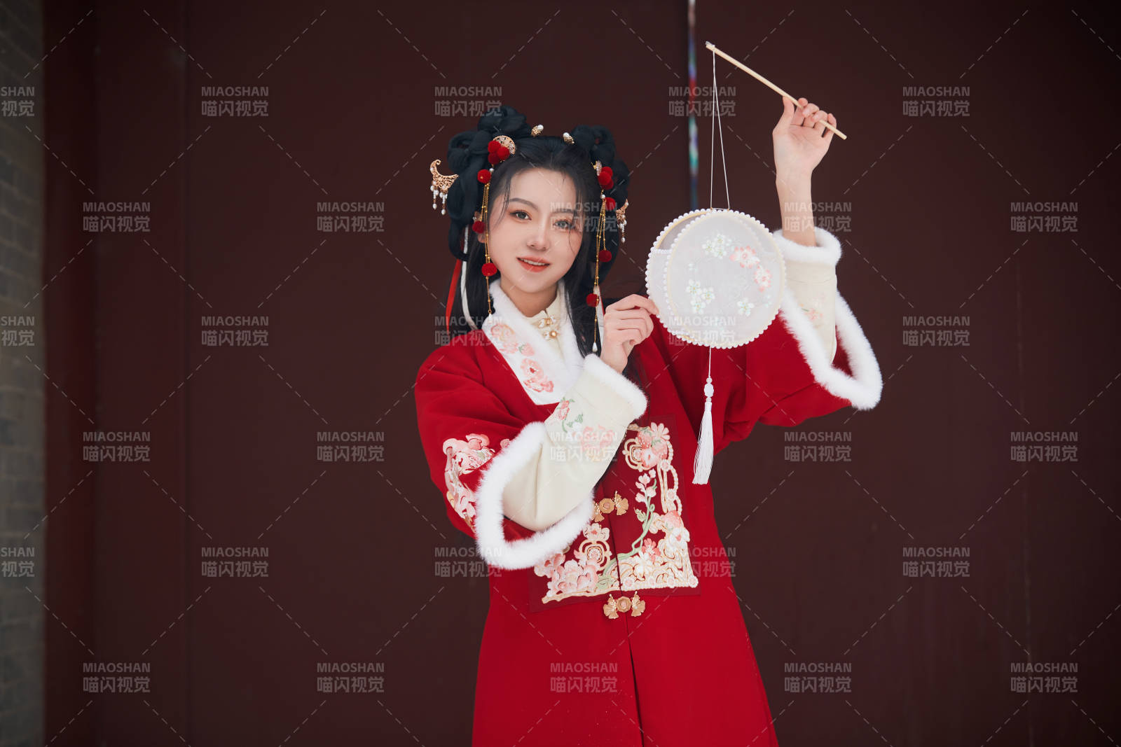 雪天户外身穿中式红色汉服的亚洲少女图片