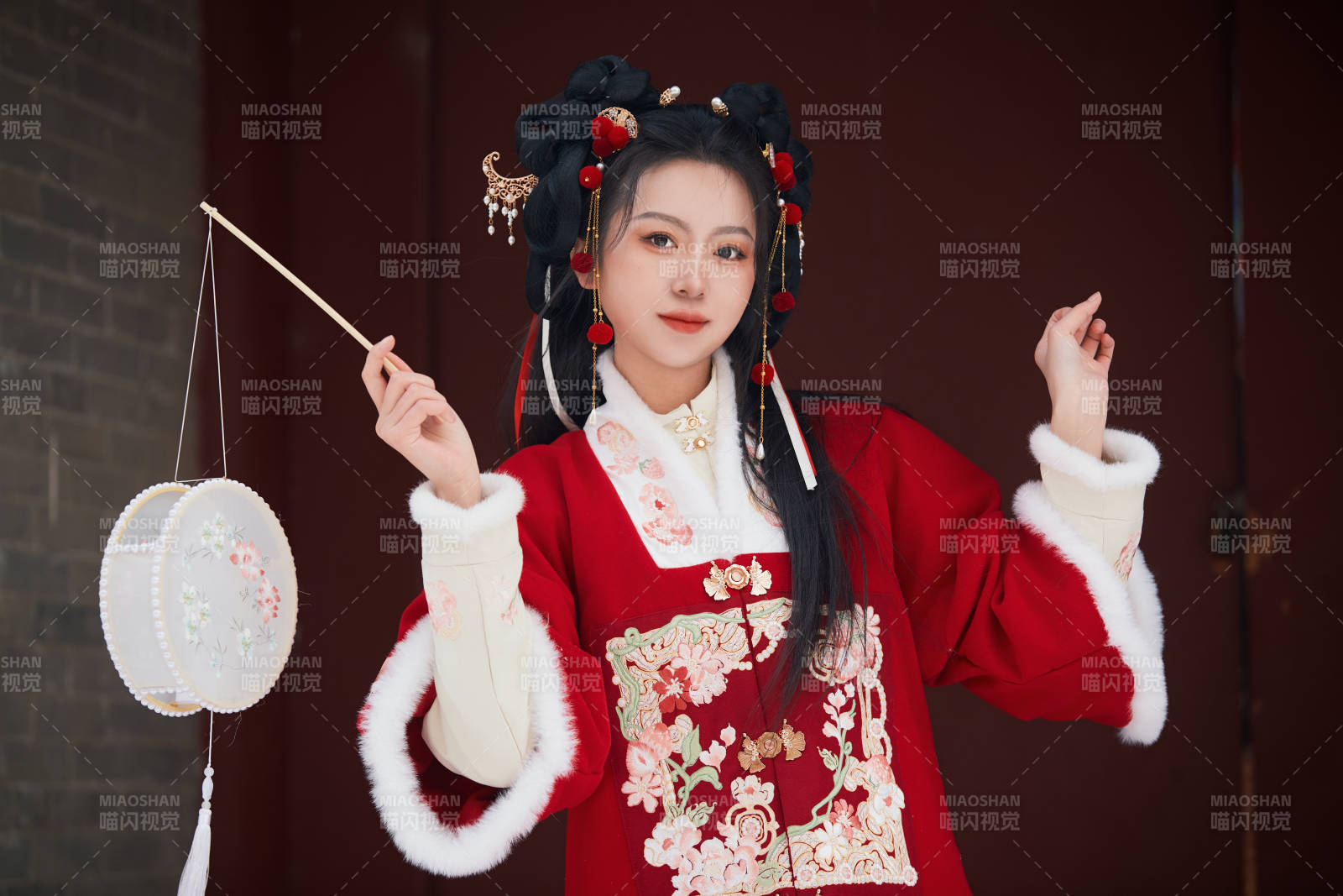 雪天户外身穿中式红色汉服的亚洲少女图片