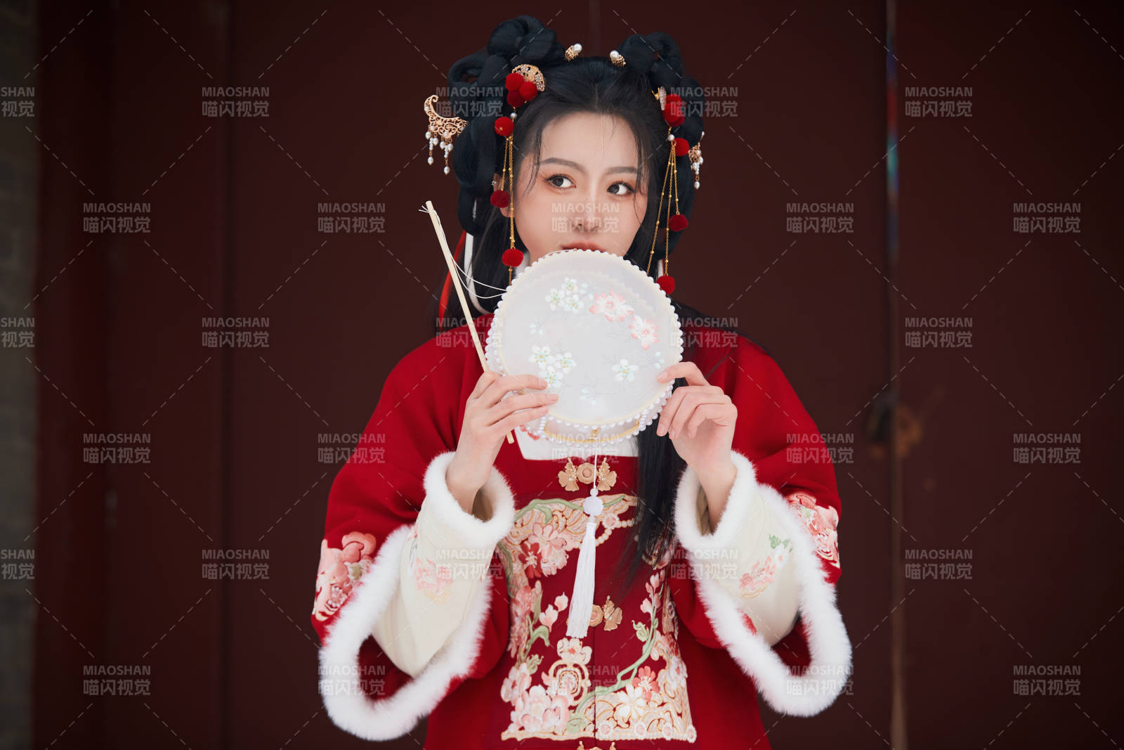 雪天户外身穿中式红色汉服的亚洲少女图片