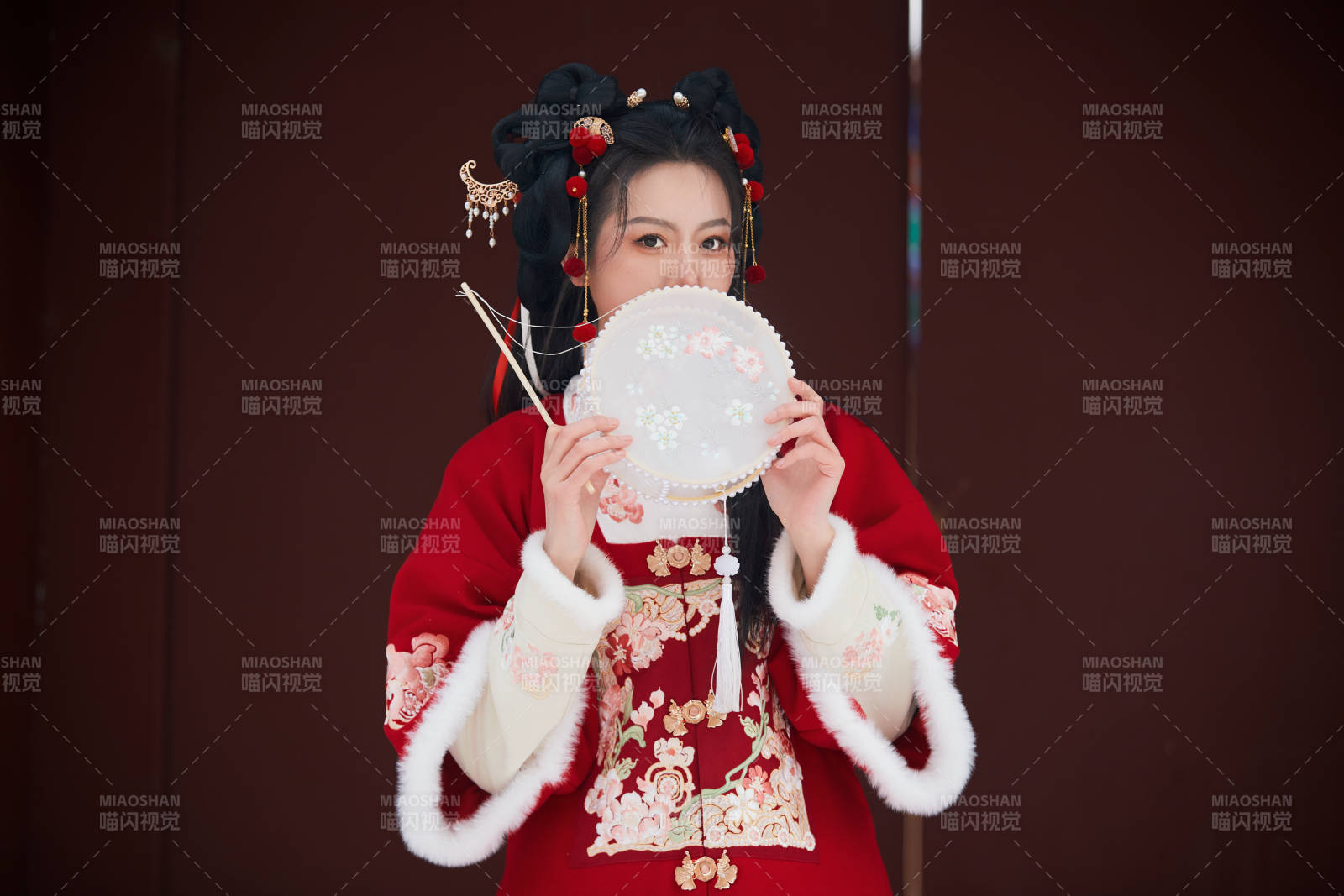 雪天户外身穿中式红色汉服的亚洲少女图片