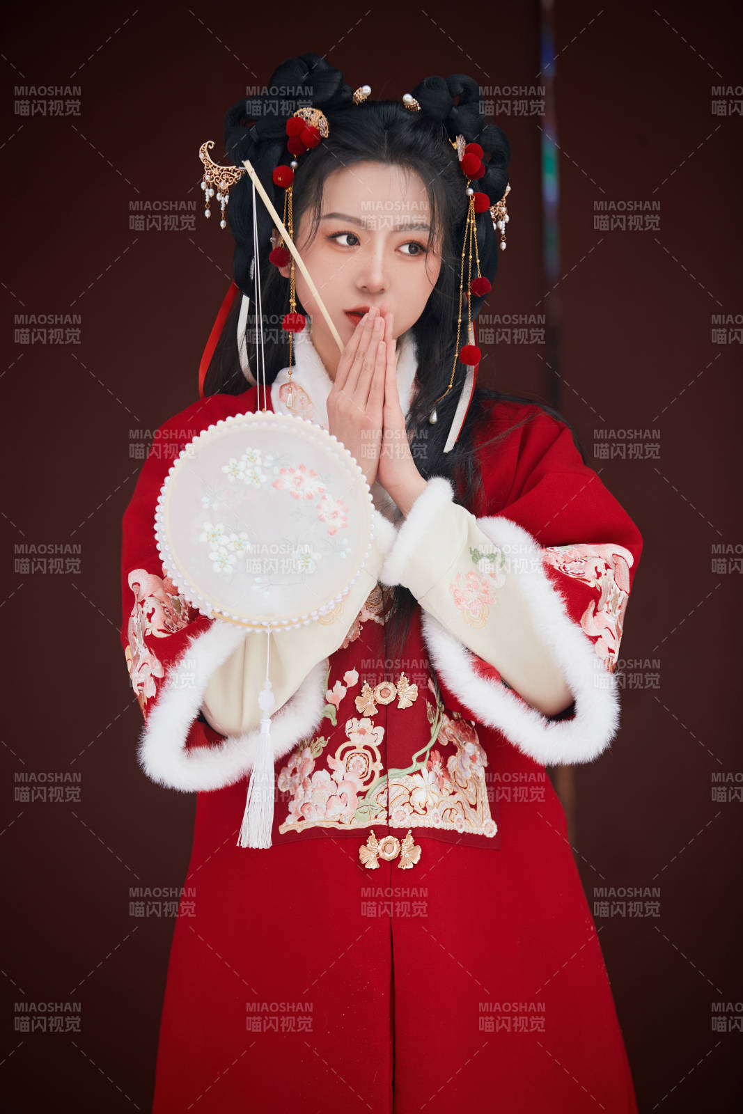 雪天户外身穿中式红色汉服的亚洲少女图片