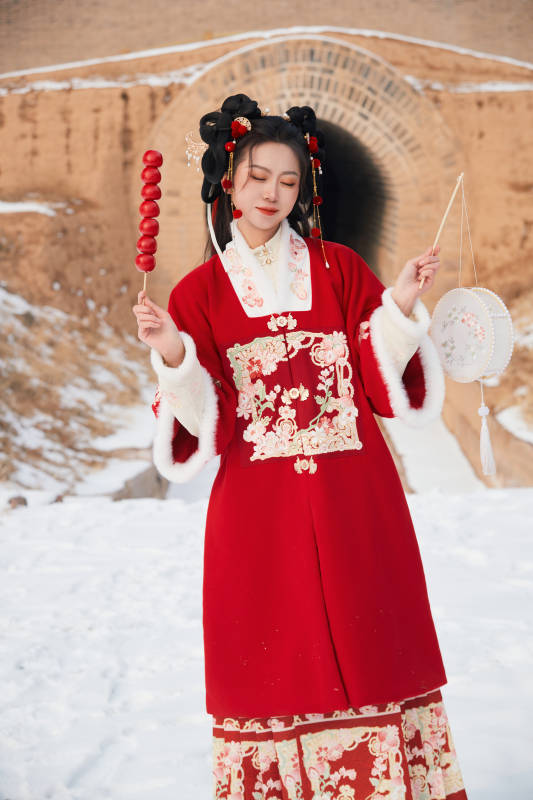 雪天户外身穿中式红色汉服的亚洲少女图片