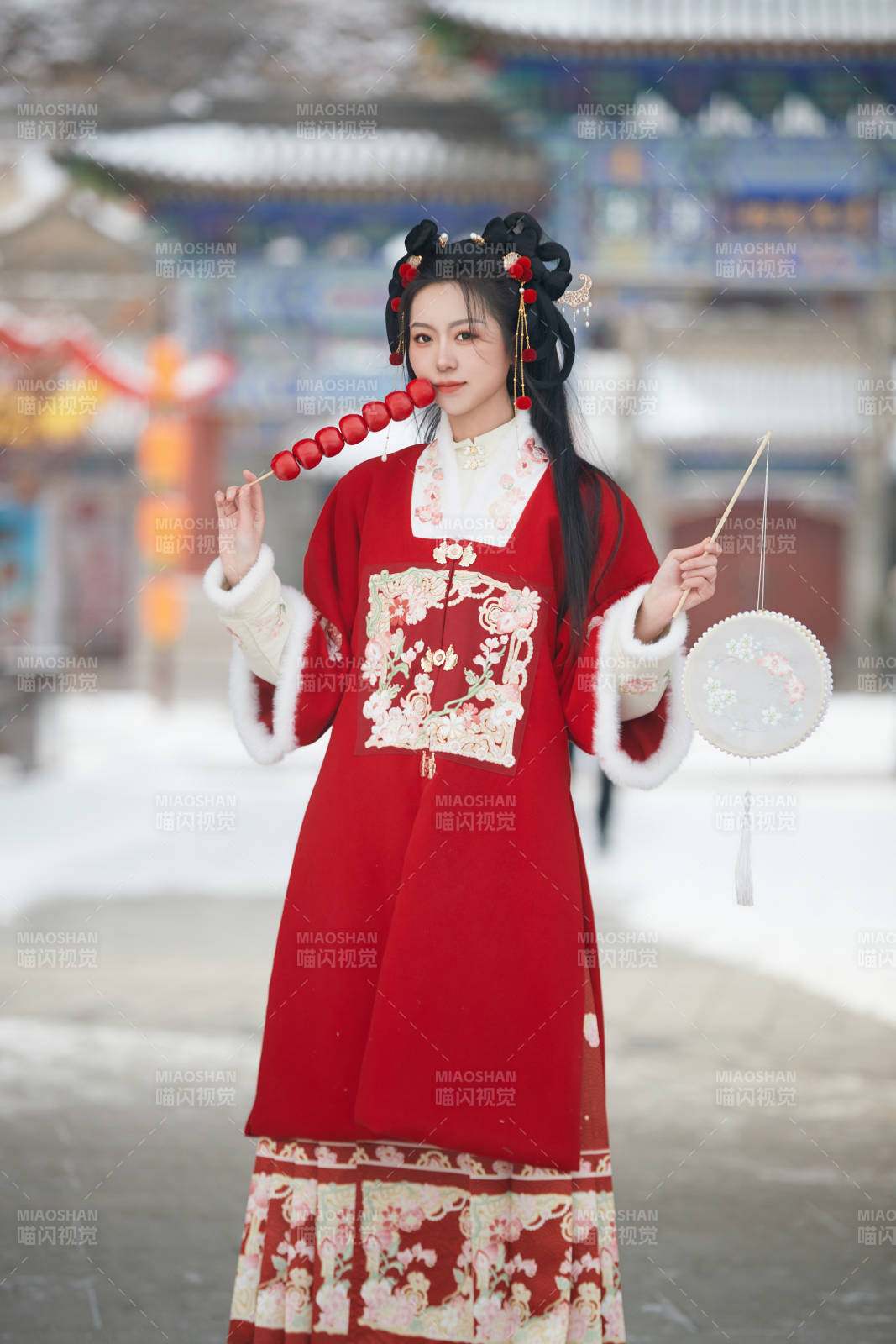 雪天户外身穿中式红色汉服的亚洲少女图片