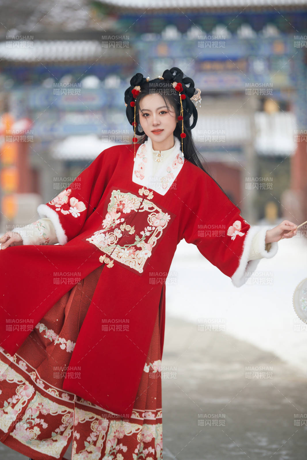 雪天户外身穿中式红色汉服的亚洲少女图片